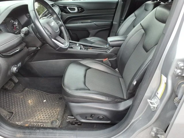 Used 2022 Silver Jeep Latitude image 17