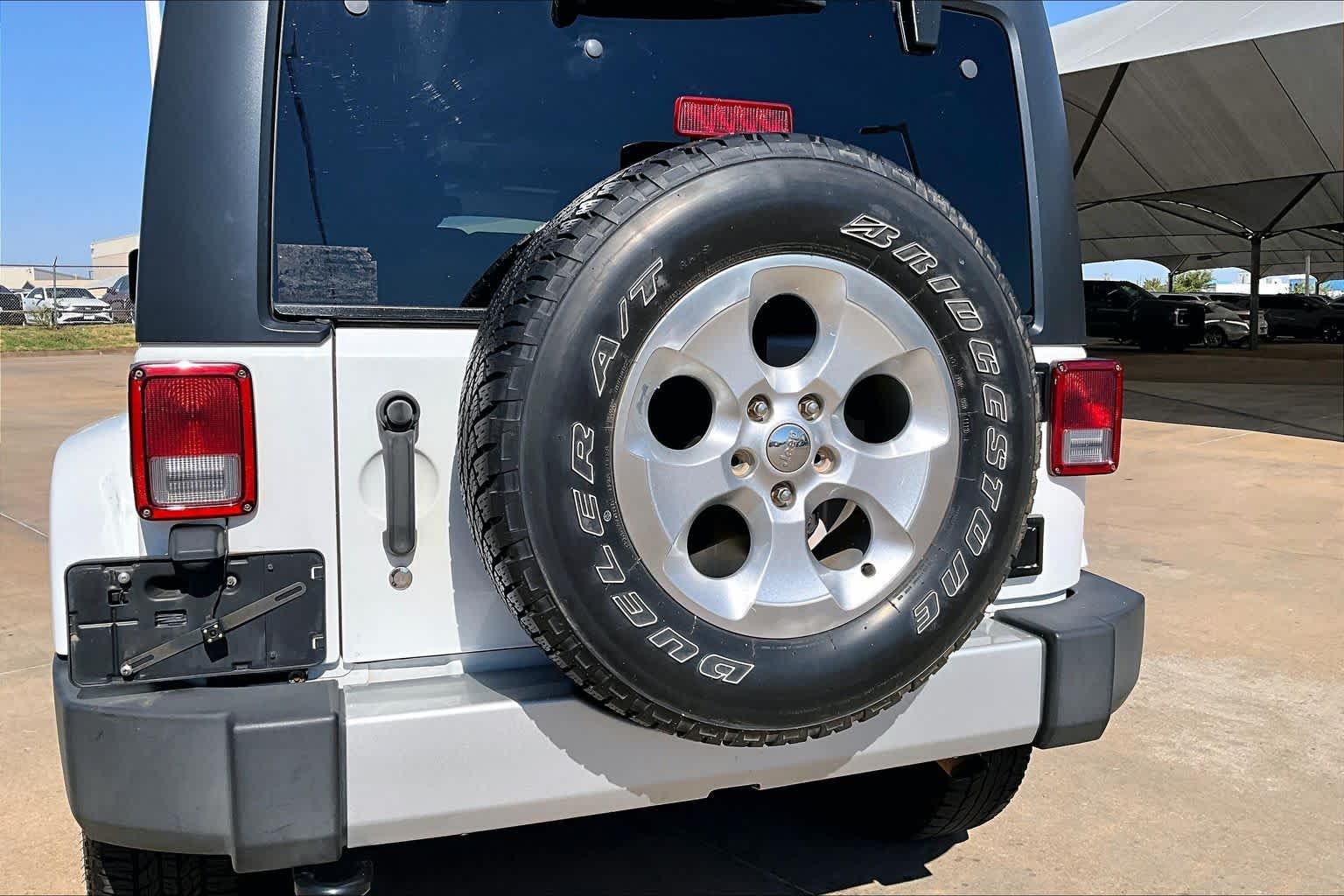 Used 2013 Bright White Jeep Sahara image 27