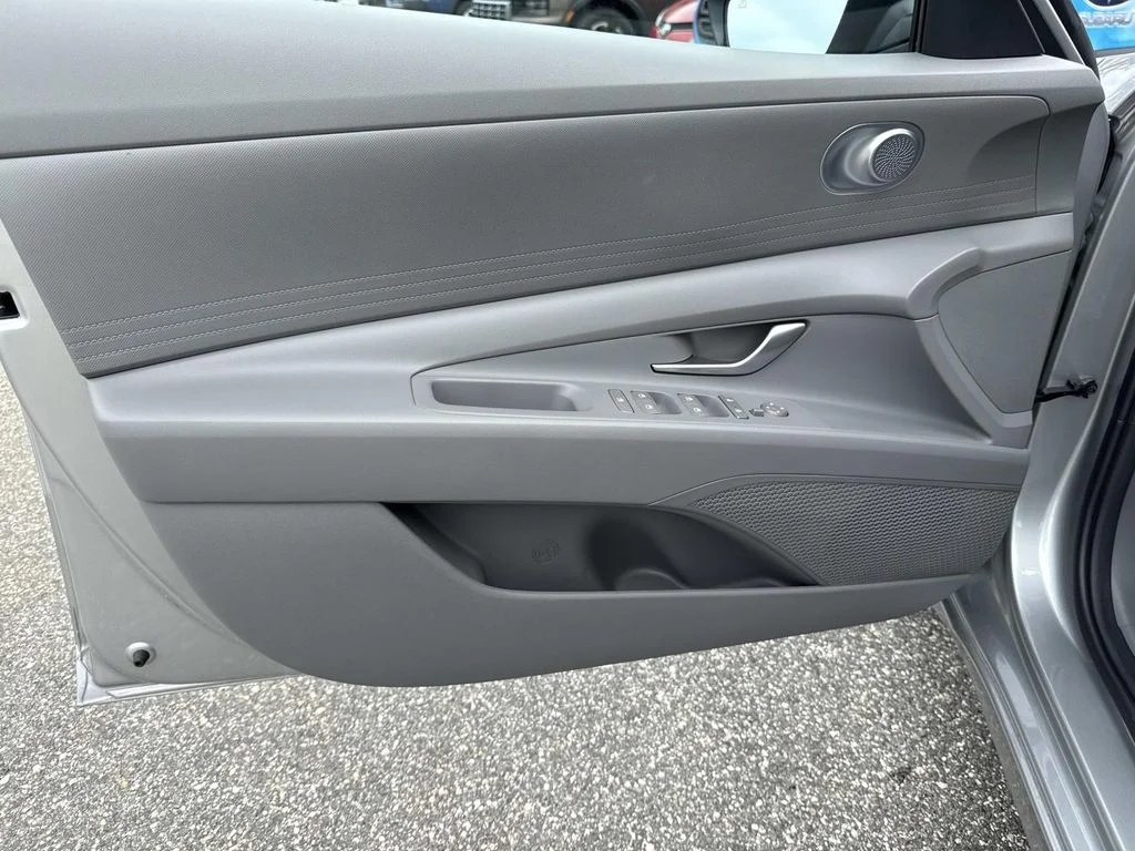 Used 2022 Silver Hyundai SEL image 21