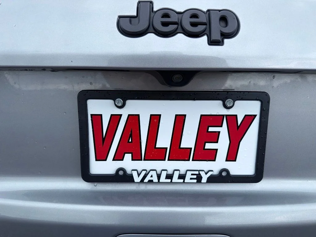 Used 2021 Silver Jeep Trailhawk image 17