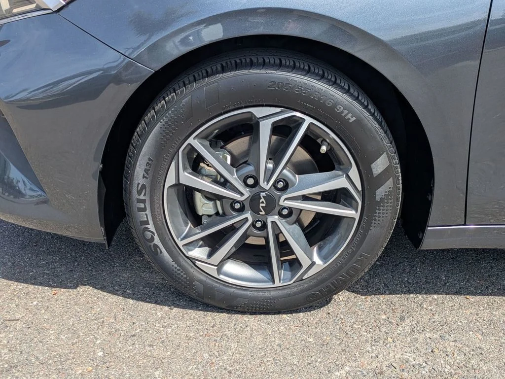 Used 2023 Gray Kia LXS image 9