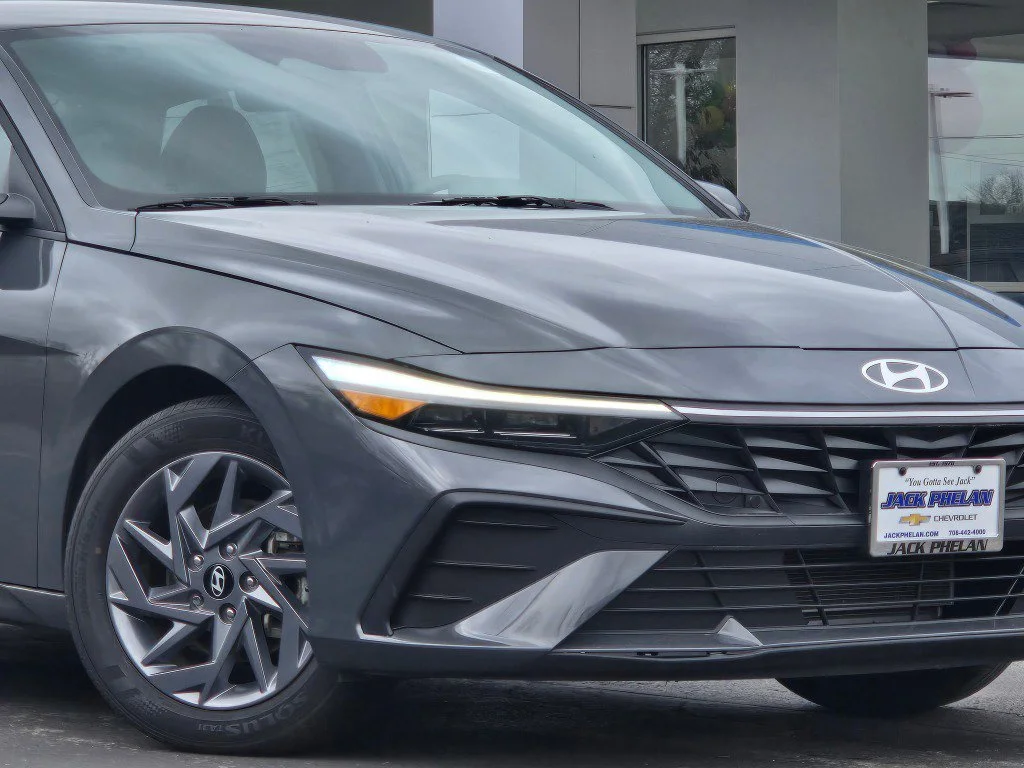 Used 2024 Gray Hyundai SEL image 3