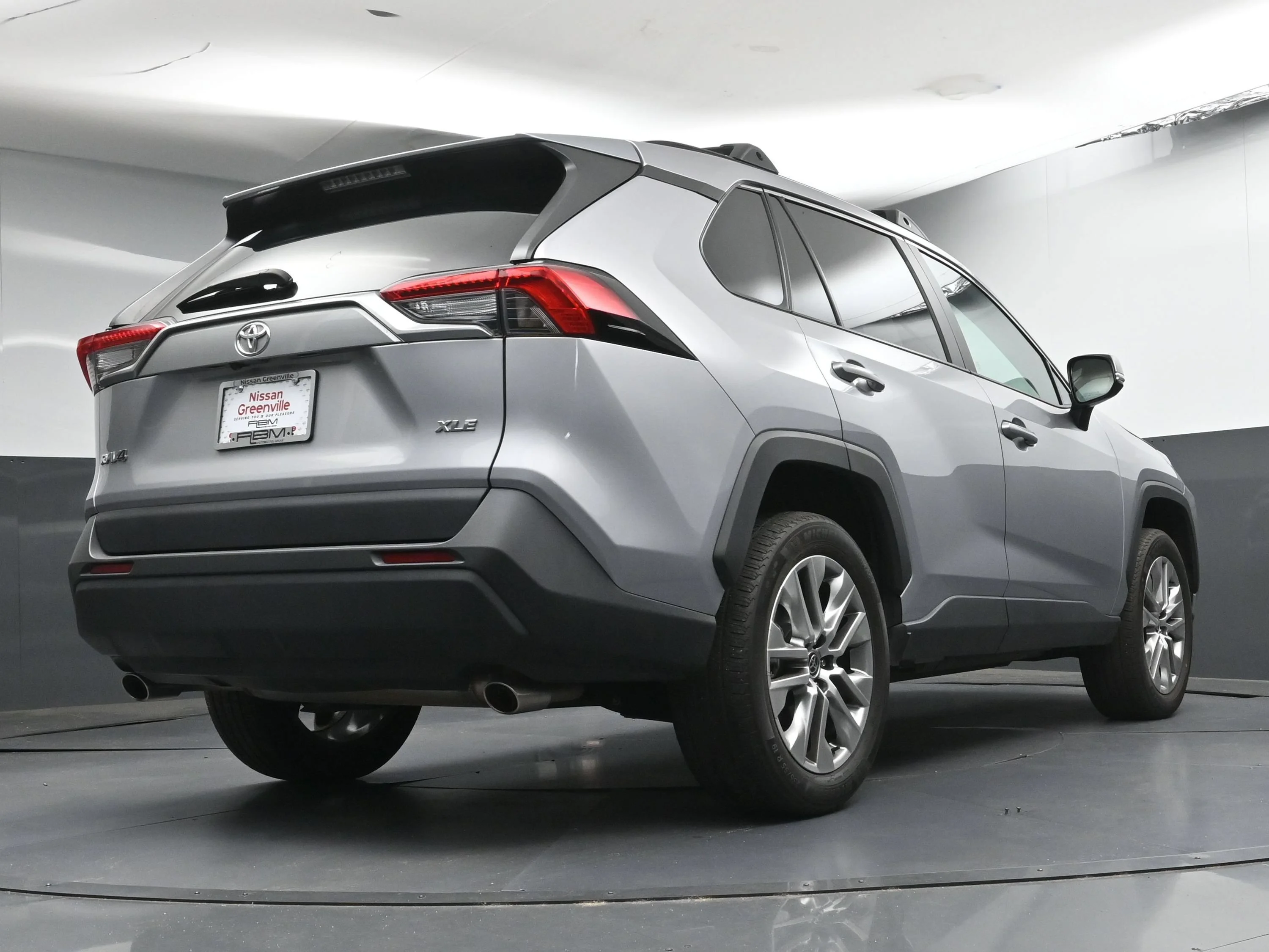 Used 2022 Silver Sky Metallic Toyota XLE Premium image 27