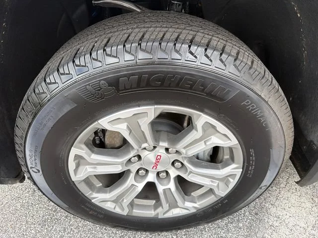 Used 2025 Summit White GMC SLE image 11