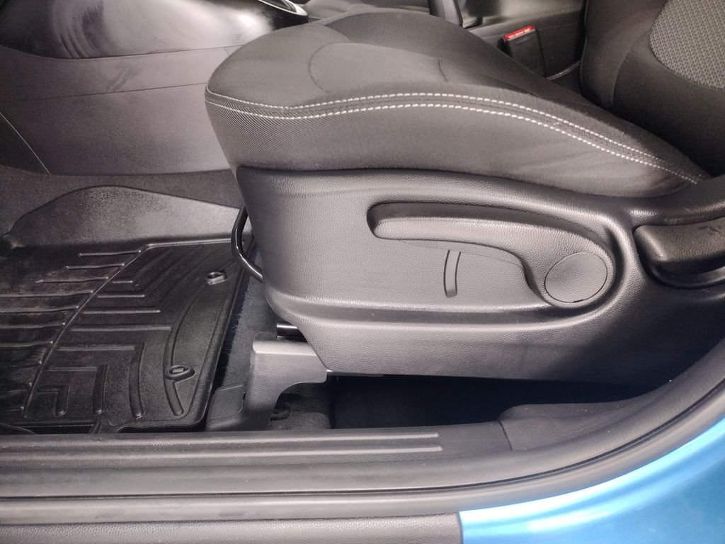 Used 2019 Caribbean Blue Kia Plus image 19