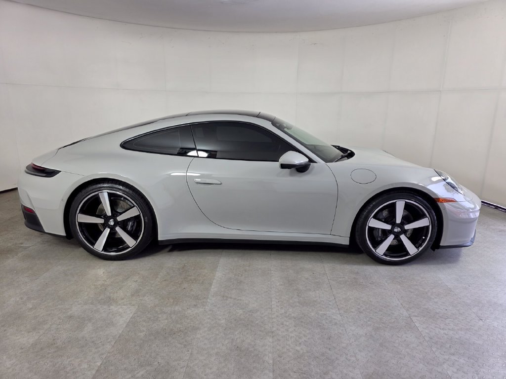 Used 2025  Porsche  image 3