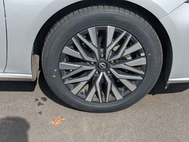 Used 2025 Silver Nissan 2.5 SV image 11