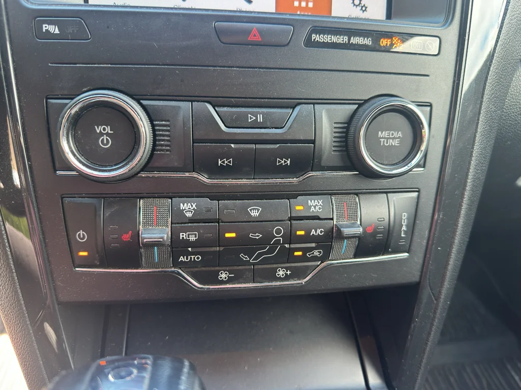 Used 2018 White Platinum Metallic Tri-Coat Ford XLT image 21