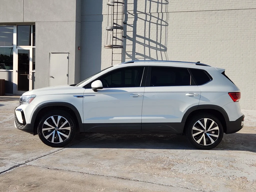 Used 2022 Pure White Volkswagen SE image 5