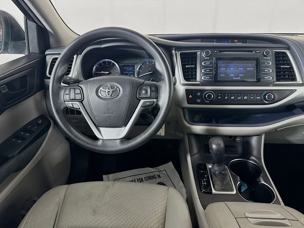 Used 2015 Silver Toyota LE image 25