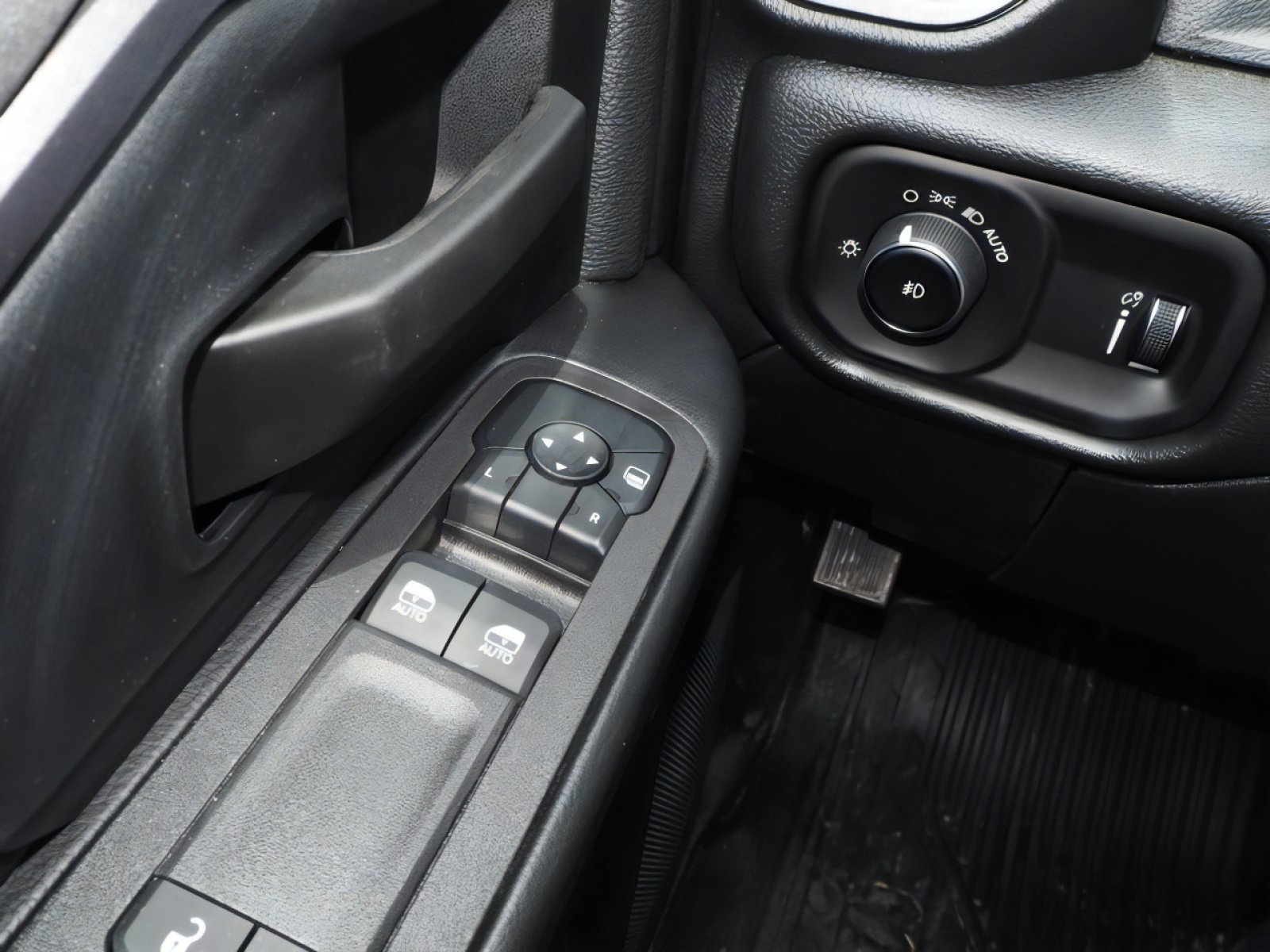 2025 RAM 3500 Chassis Tradesman - Photo 12