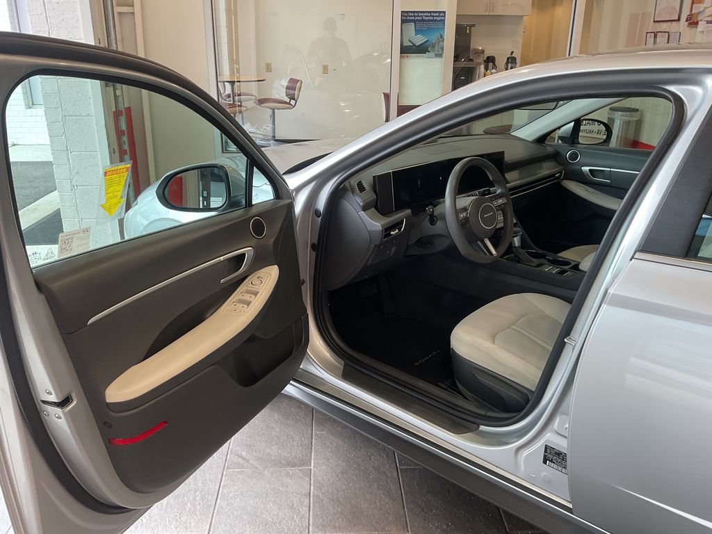 Used 2025 Silver Hyundai SE image 11