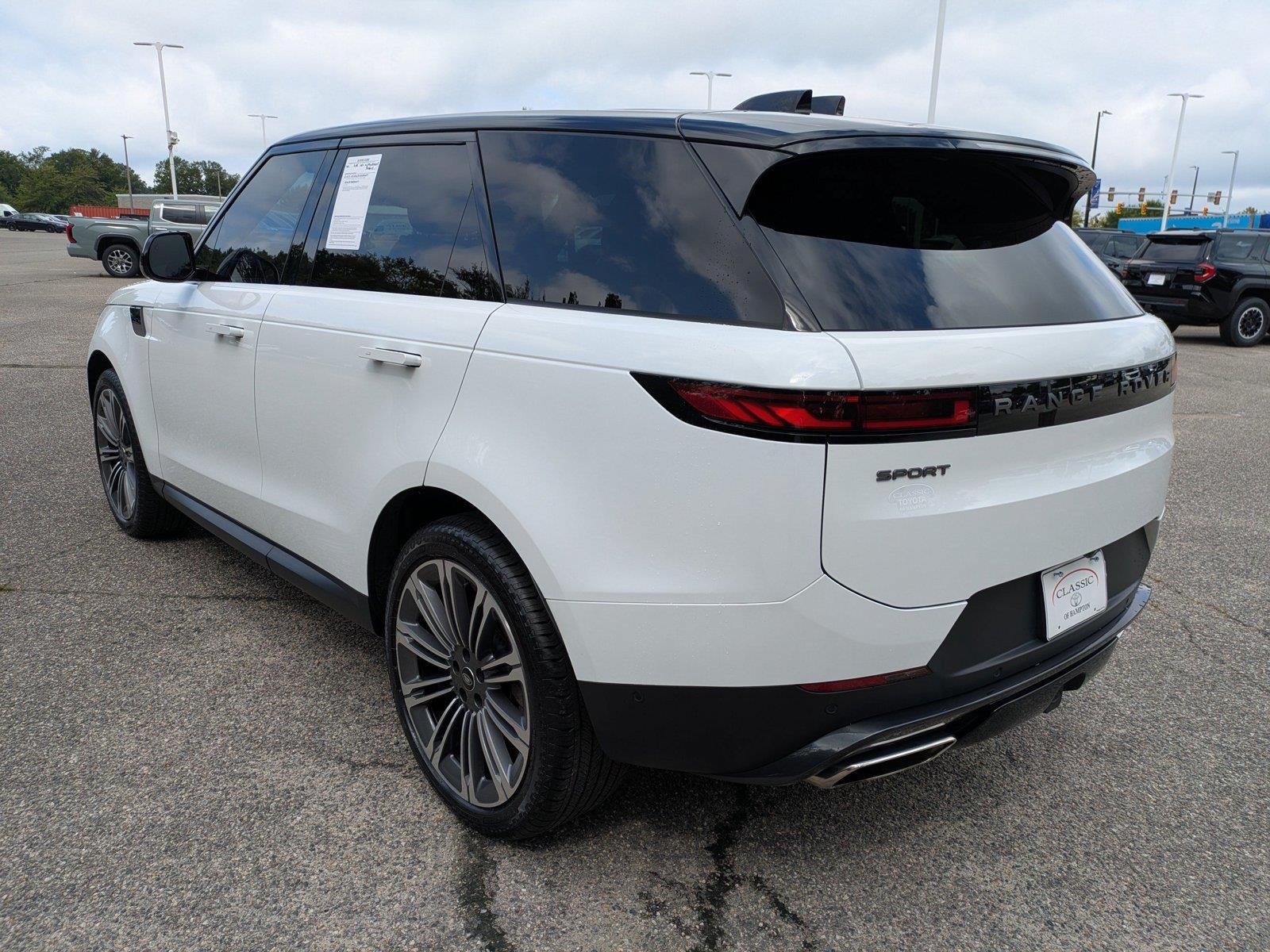 Used 2024 Fuji White Land Rover SE image 6