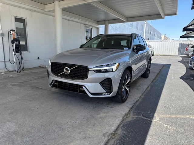 2023 Volvo XC60 B5 Ultimate Dark Theme
