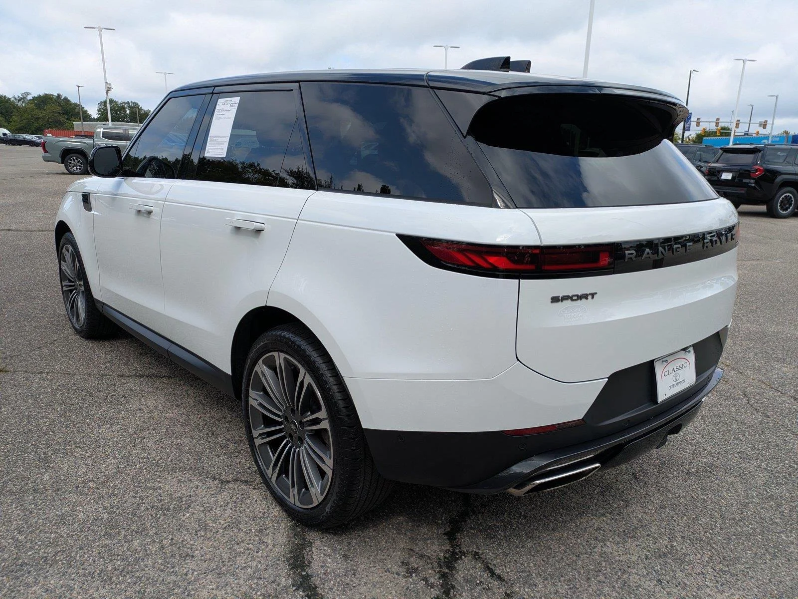 Used 2024 Fuji White Land Rover SE image 6