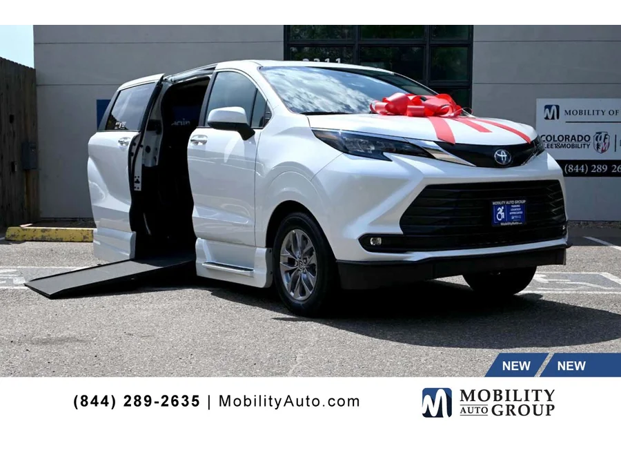 2025 Toyota Sienna XLE 7-Passenger Hybrid FWD's photo