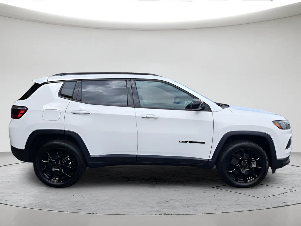New 2026 Bright White Clear-Coat Exterior Paint Jeep Latitude image 6