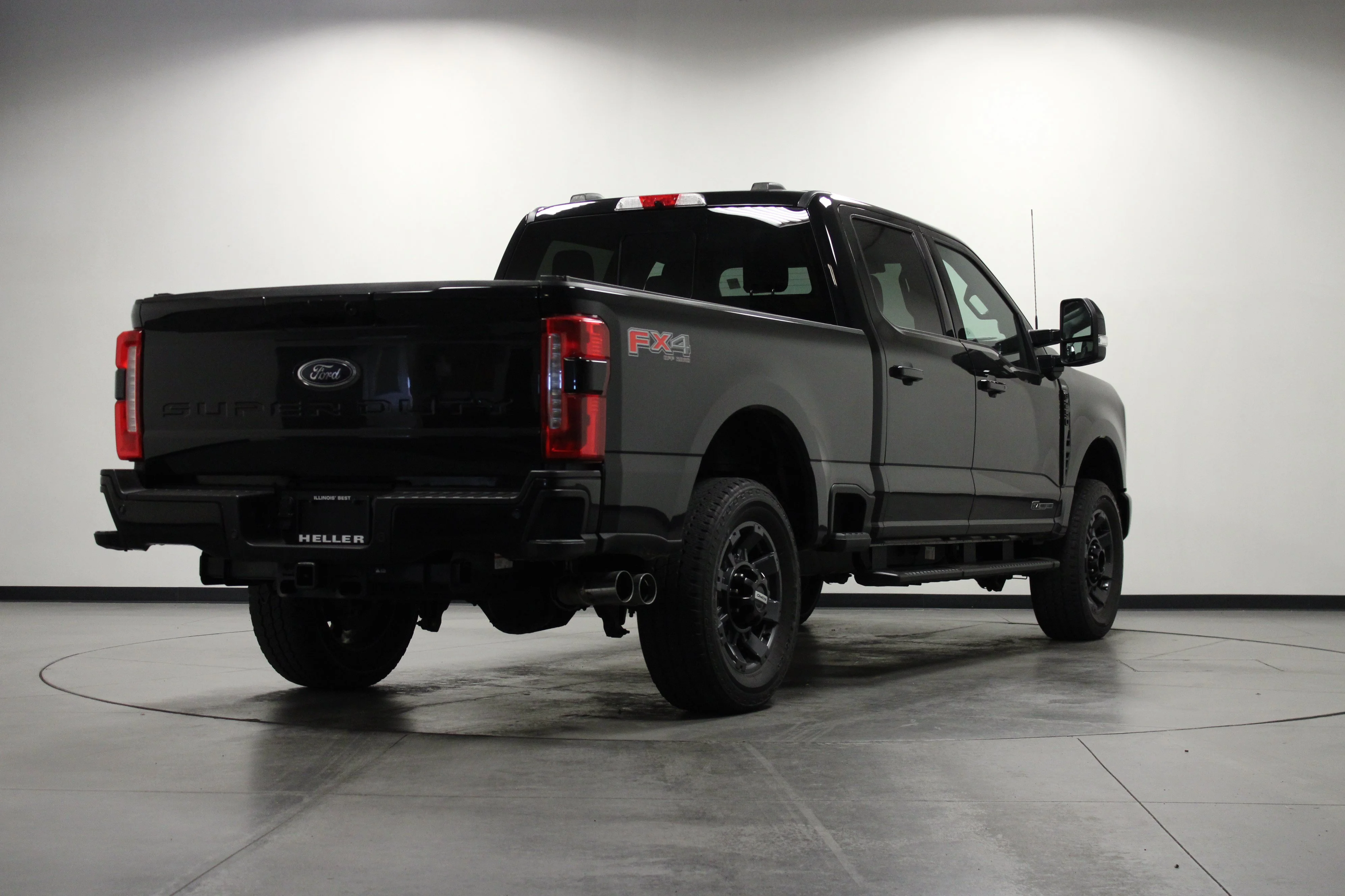 Used 2023 Agate Black Metallic Ford LARIAT image 4