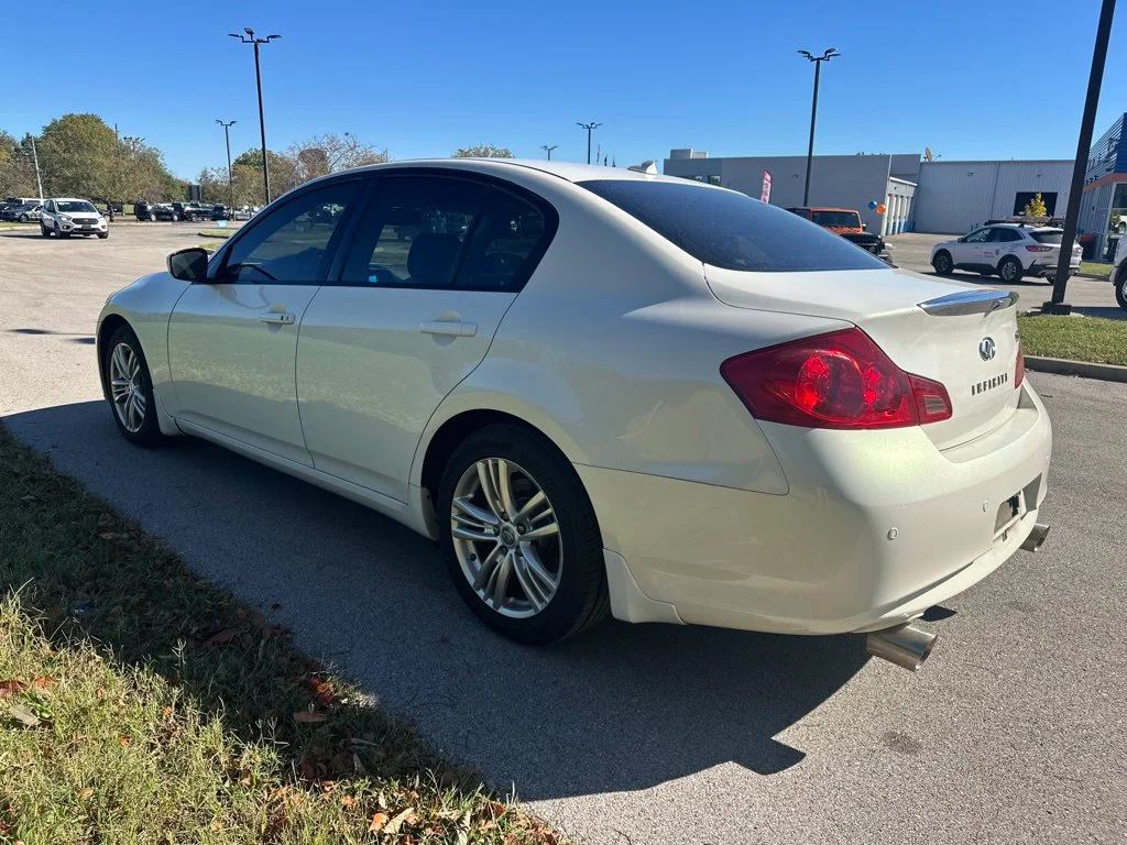 Used 2010 Moonlight White INFINITI Journey image 9