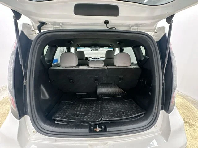 Used 2019 White Kia Base image 19