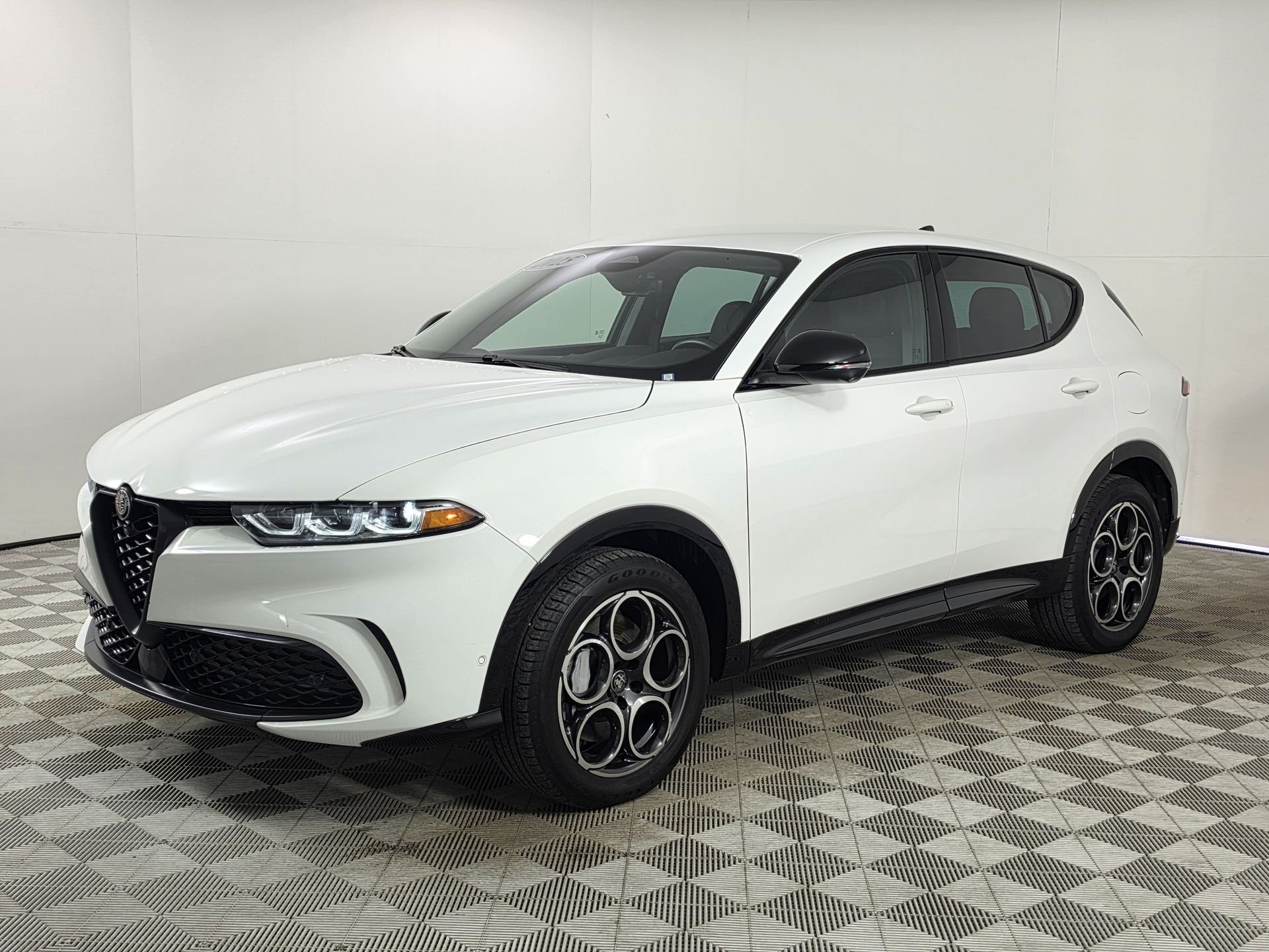 Used 2025 White Alfa Romeo Base image 3