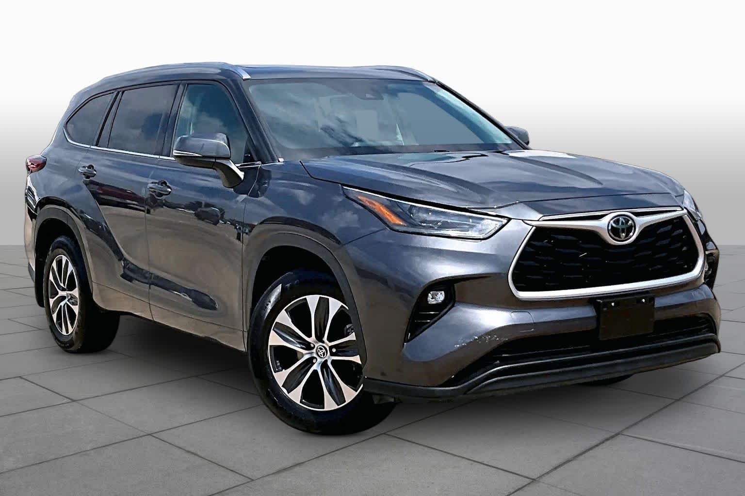 Used 2021 Magnetic Gray Metallic Toyota XLE image 3