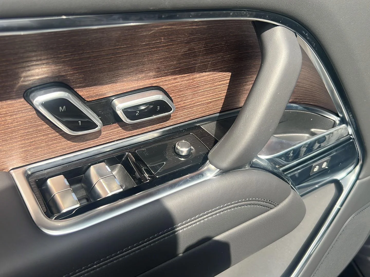 New 2026 Eiger Grey Metallic Land Rover SE image 23