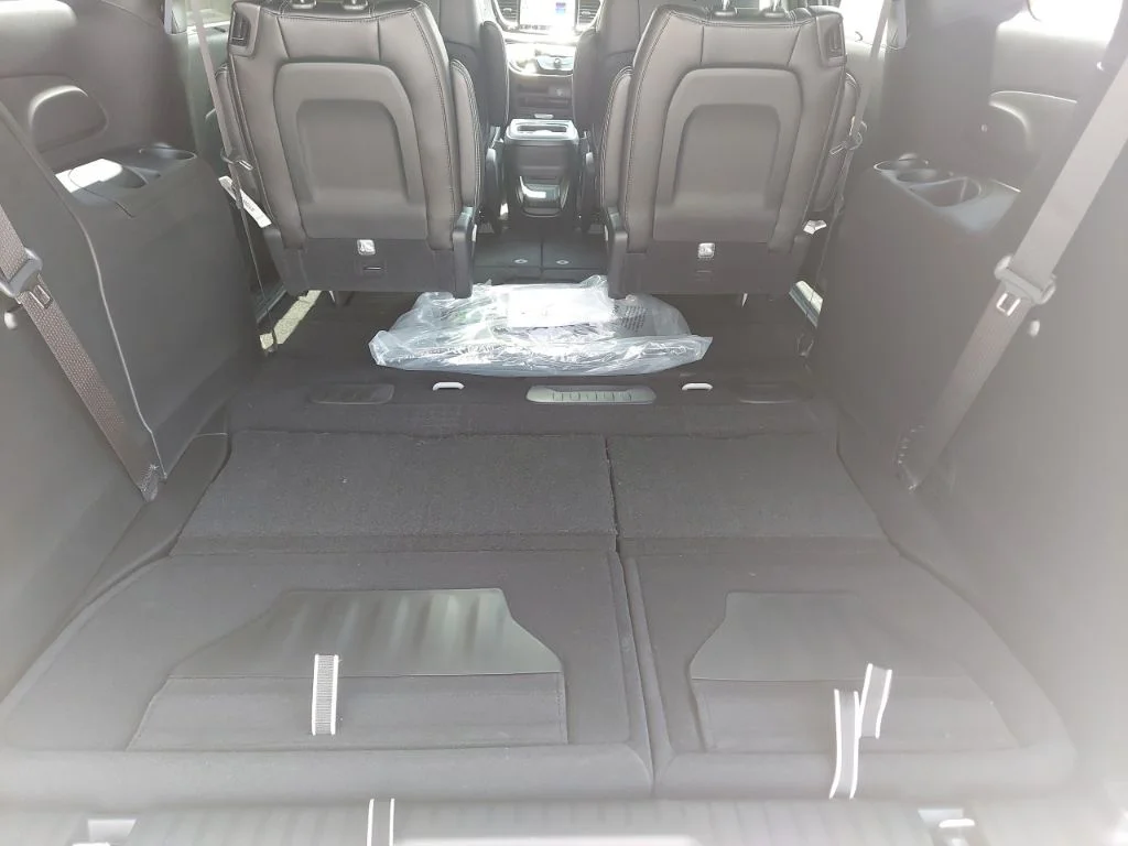 New 2027 Bright White Clear-Coat Exterior Paint Chrysler Select image 48