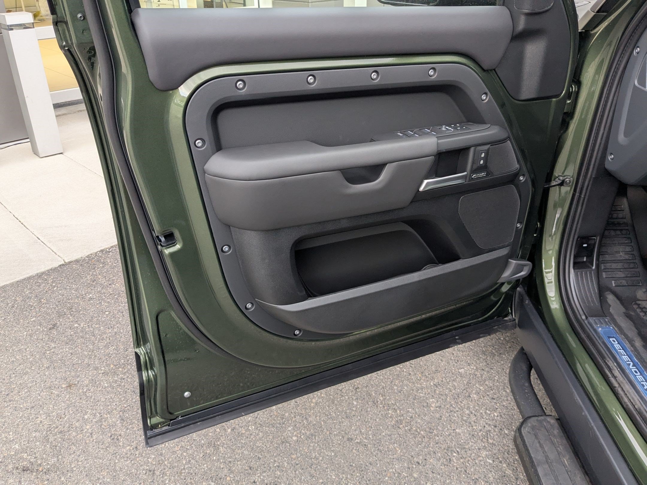 New 2026 Woolstone Green Land Rover P400 X-Dynamic SE image 12