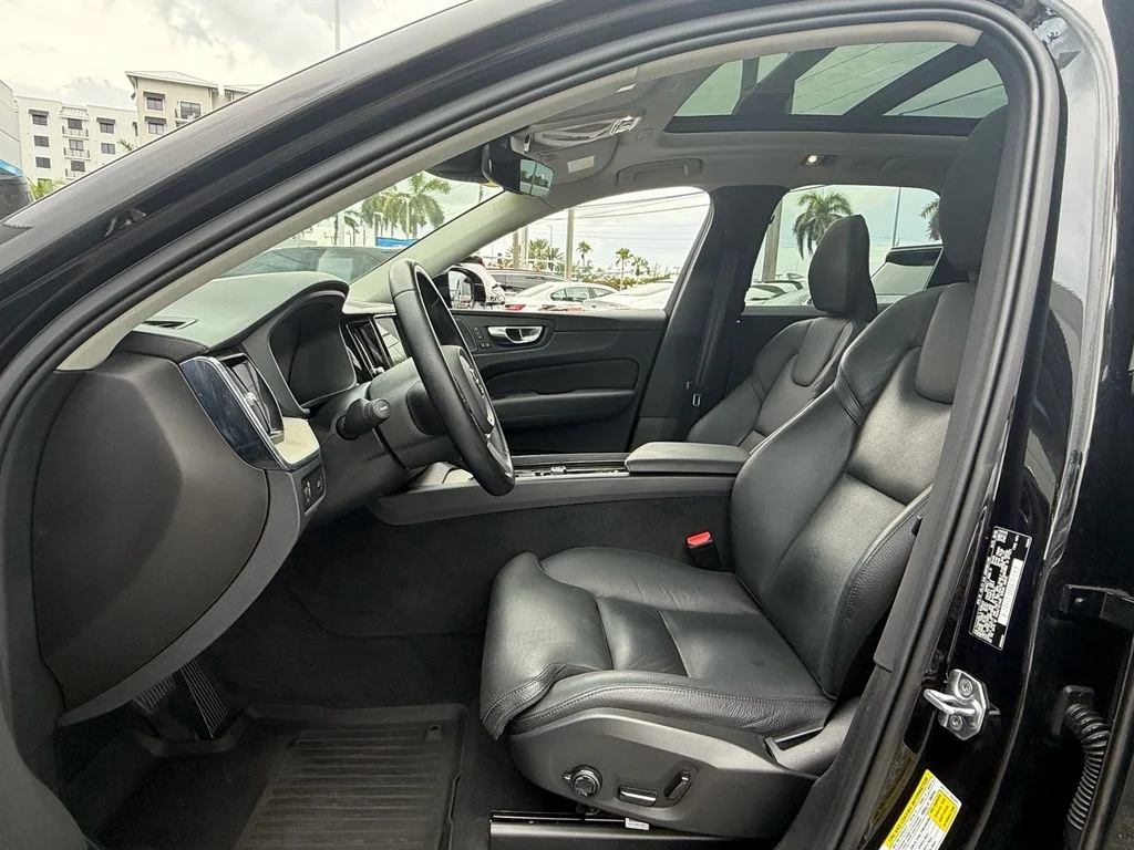 Used 2020 Black Volvo T6 Inscription image 9