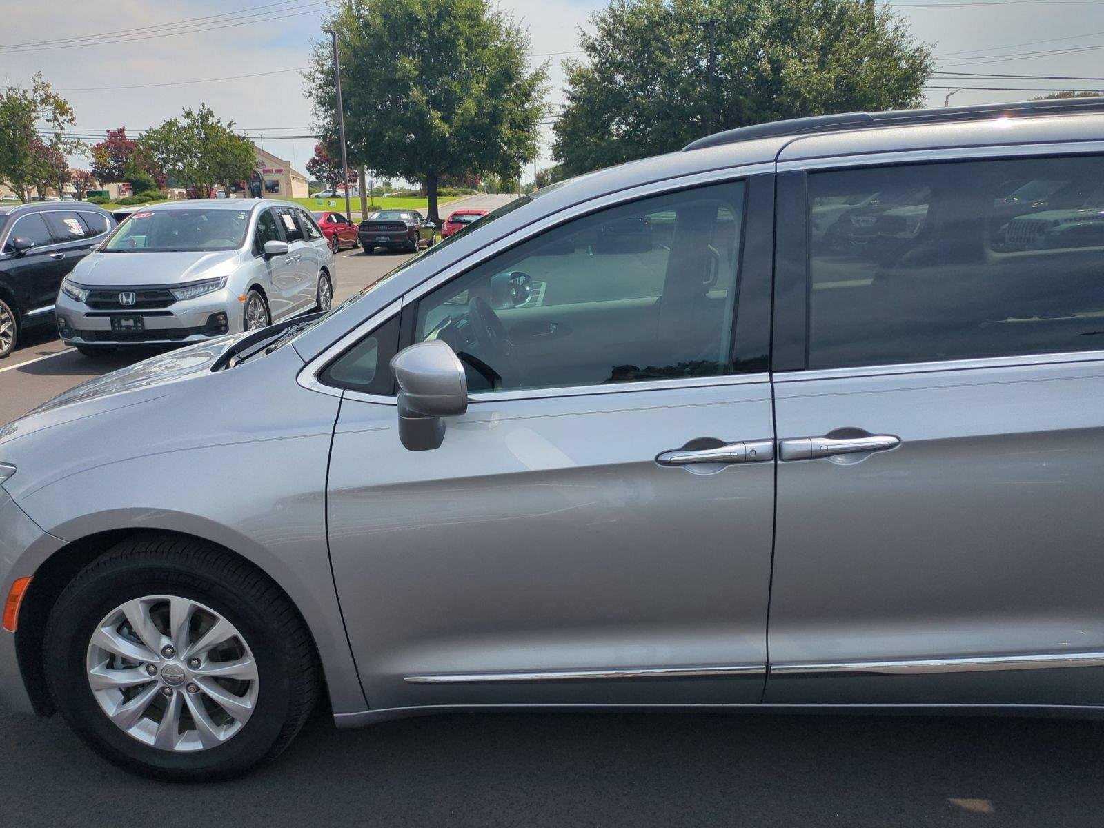 Used 2017 Billet Silver Metallic Clearcoat Chrysler Touring-L image 15