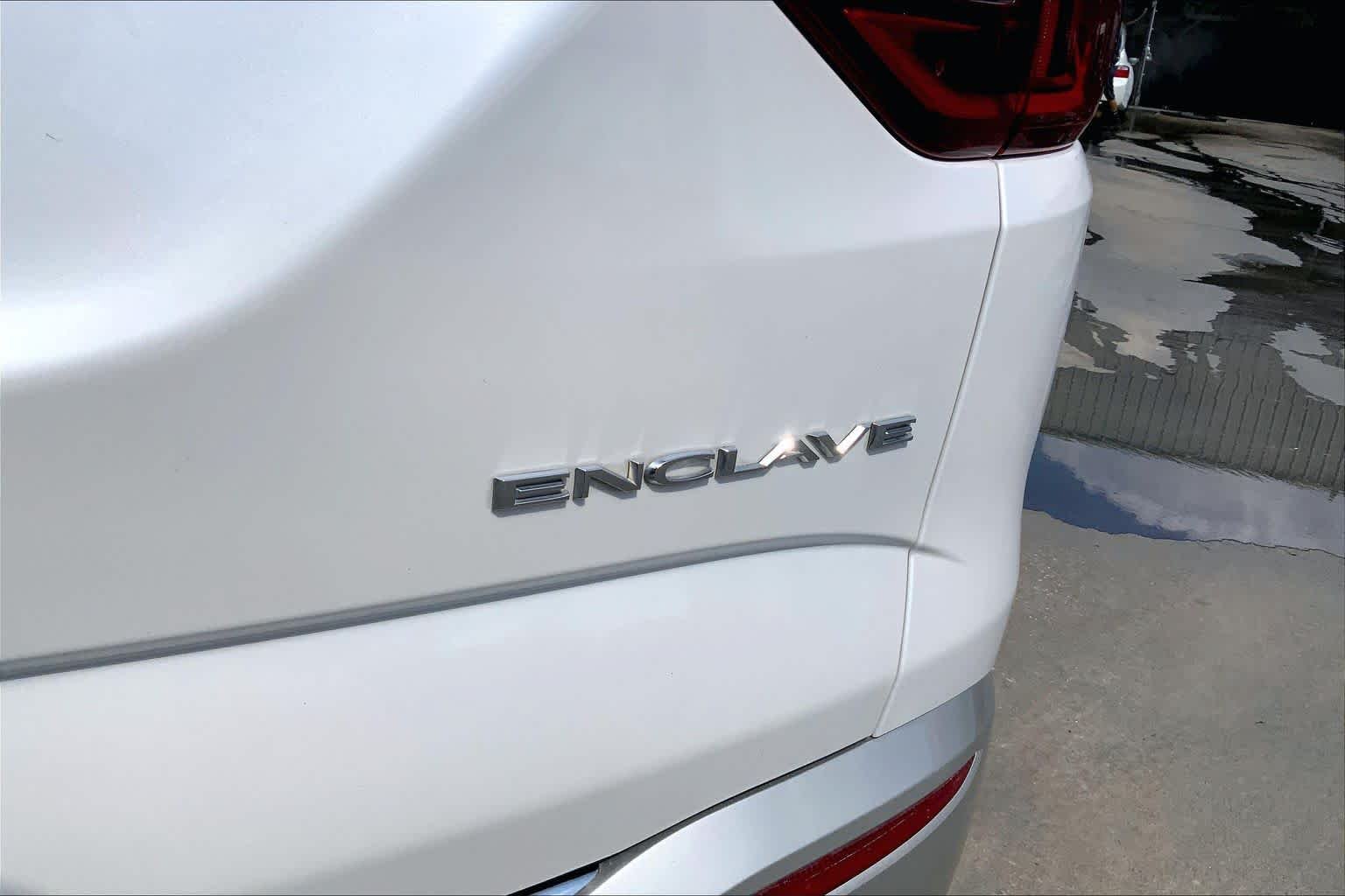Used 2018 White Frost Tricoat Buick Premium image 10