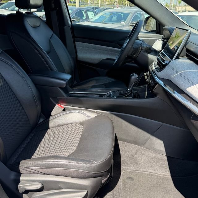 Used 2024 White Jeep Latitude image 29