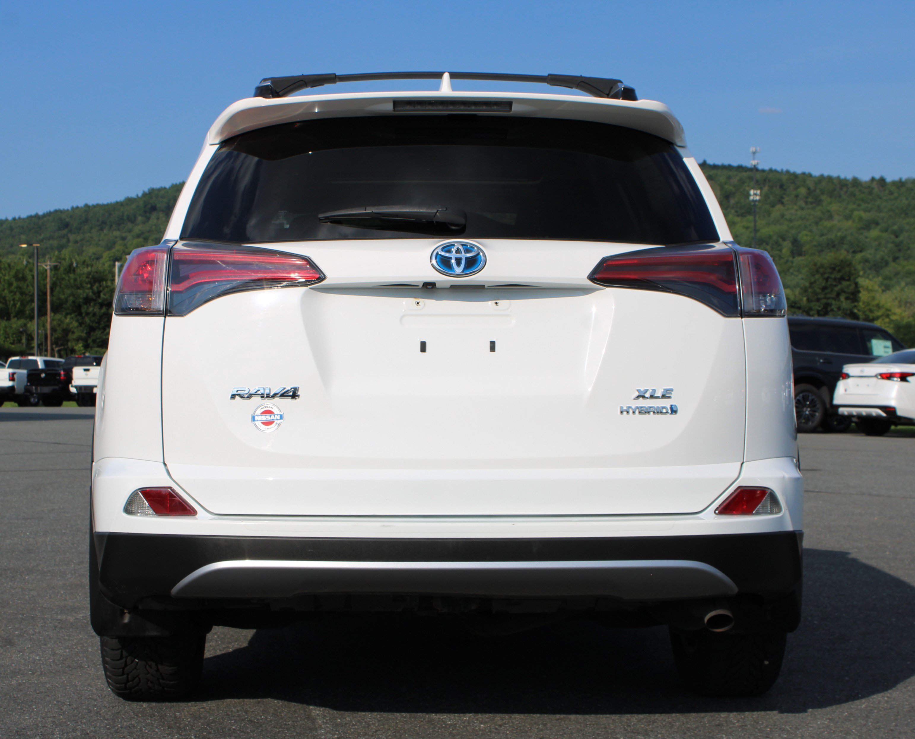 Used 2018 White Toyota  image 10
