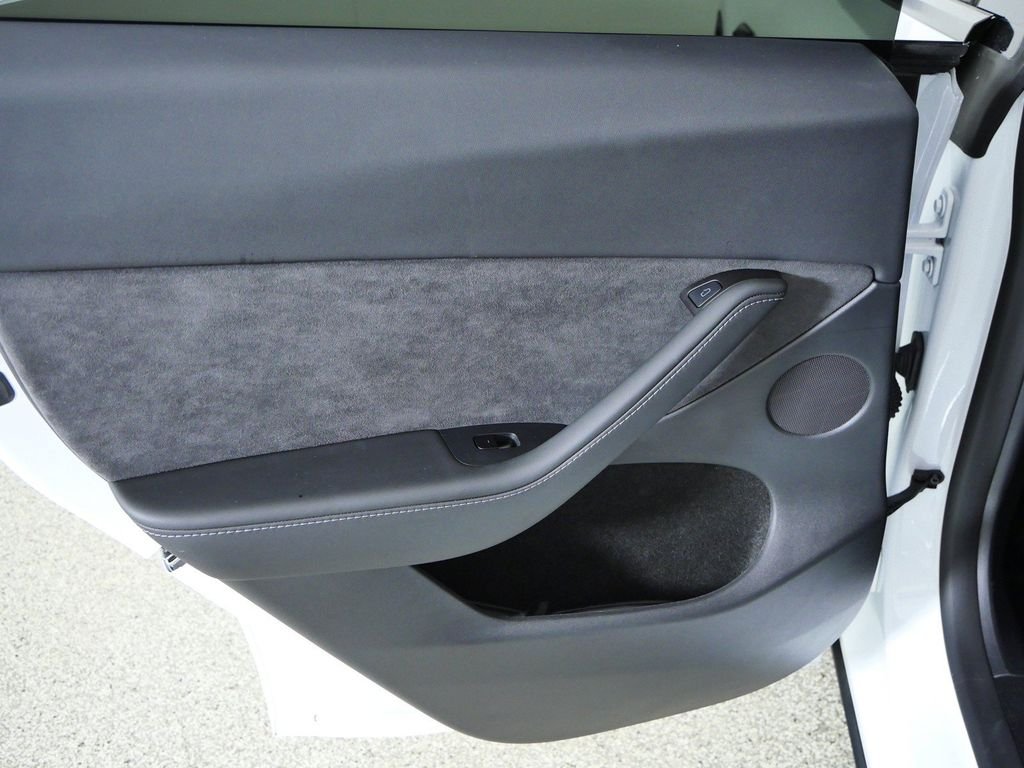 Used 2025  Tesla Long Range image 32
