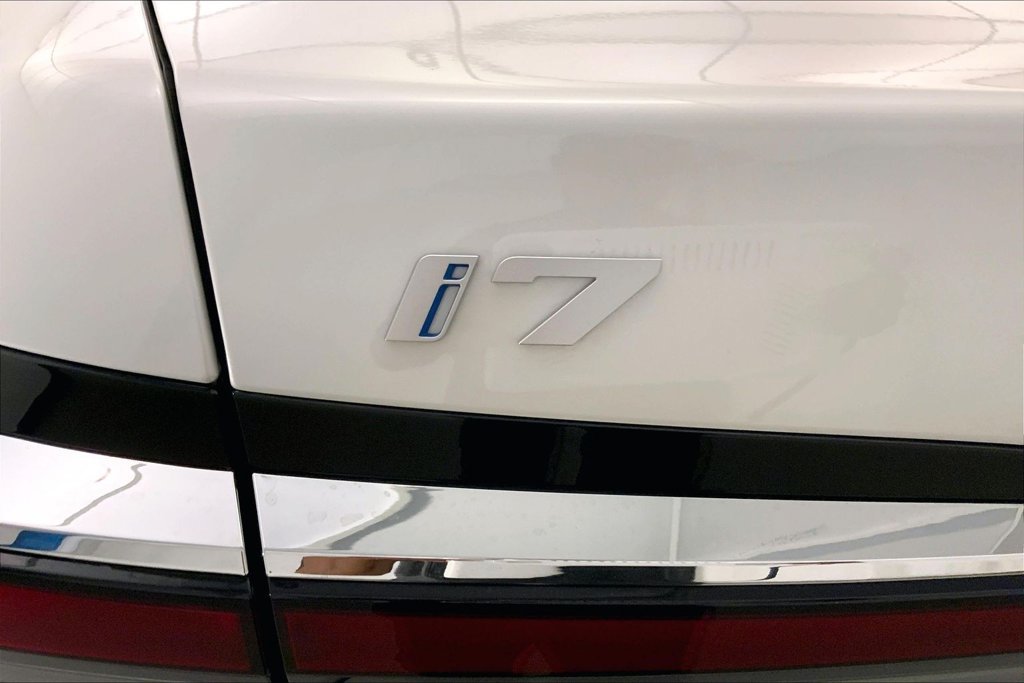 Certified Used 2023 Mineral White Metallic BMW  image 7