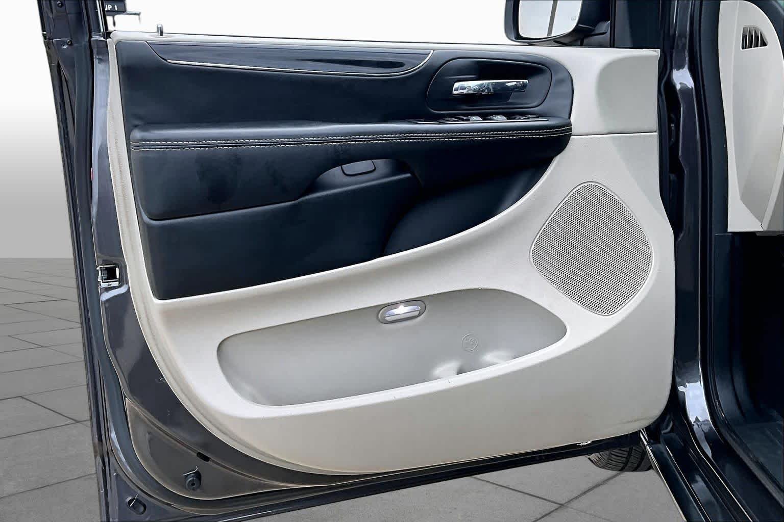 Used 2020 Granite Pearlcoat Dodge SXT image 22