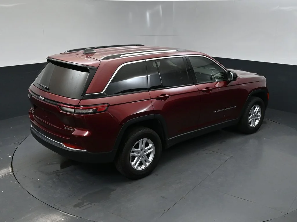 Used 2024 Red Jeep Laredo image 57