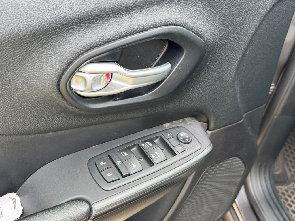Used 2016 Gray Jeep Trailhawk image 9