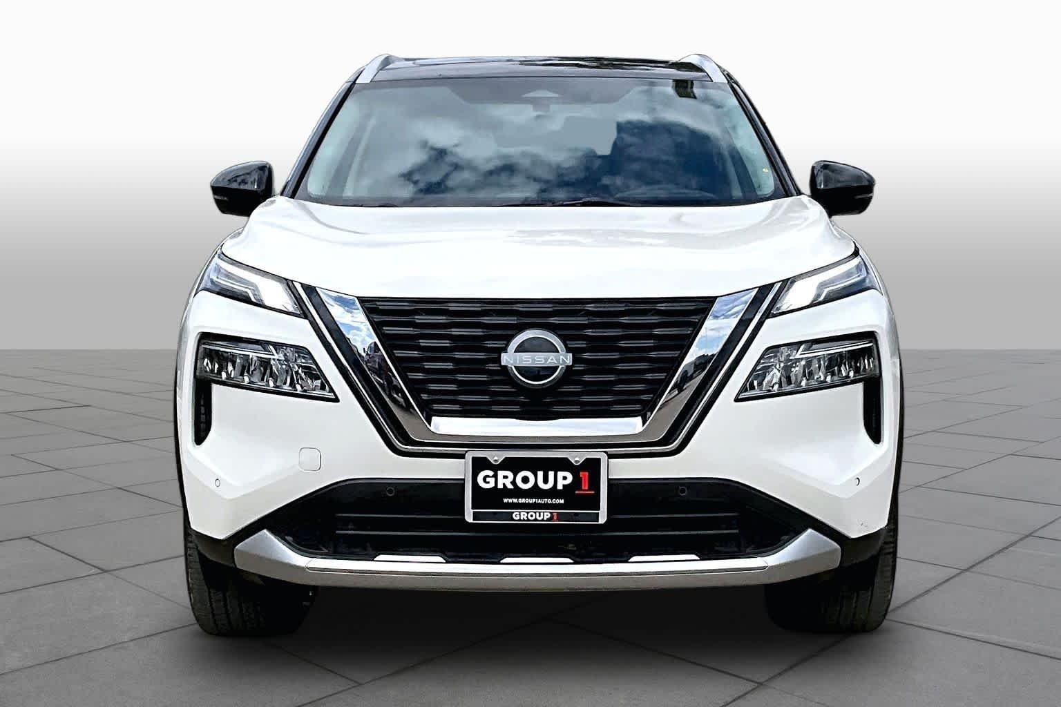 Used 2023 Pearl White Tricoat/Super Black Nissan Platinum image 3