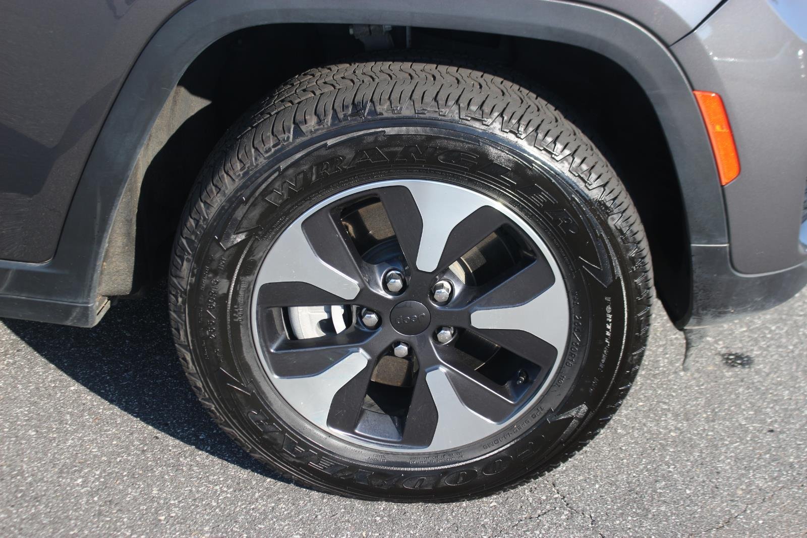 Used 2024 Grey Jeep 4x4 image 39