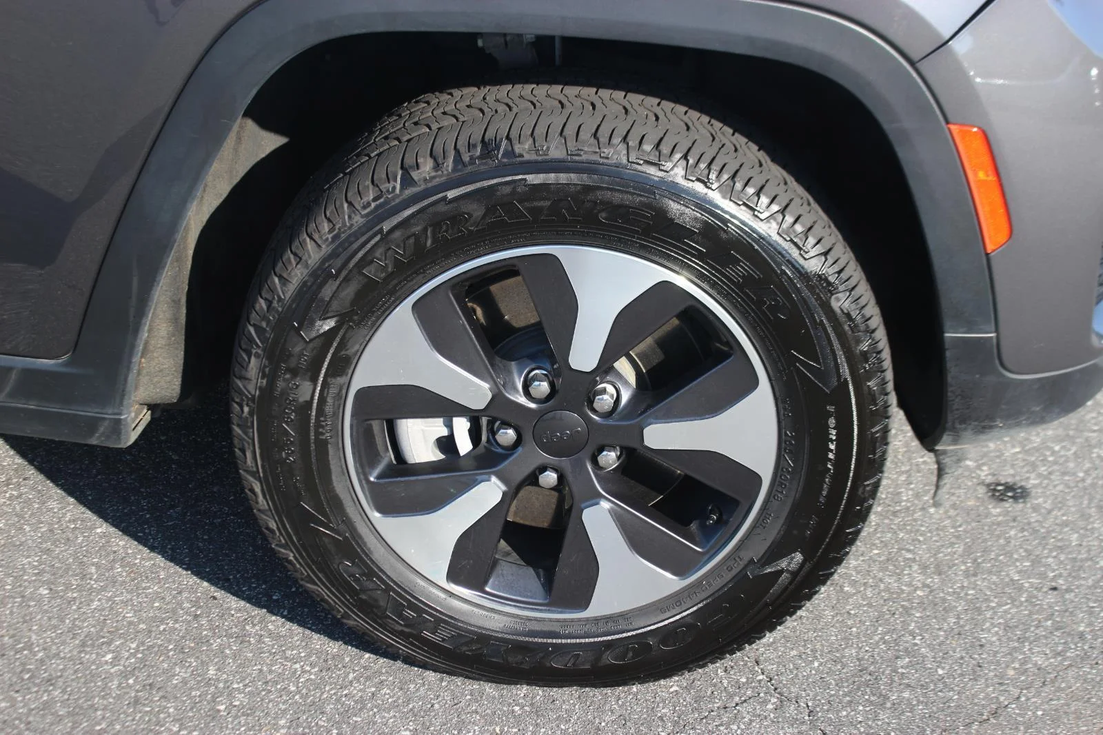 Used 2024 Grey Jeep 4x4 image 39