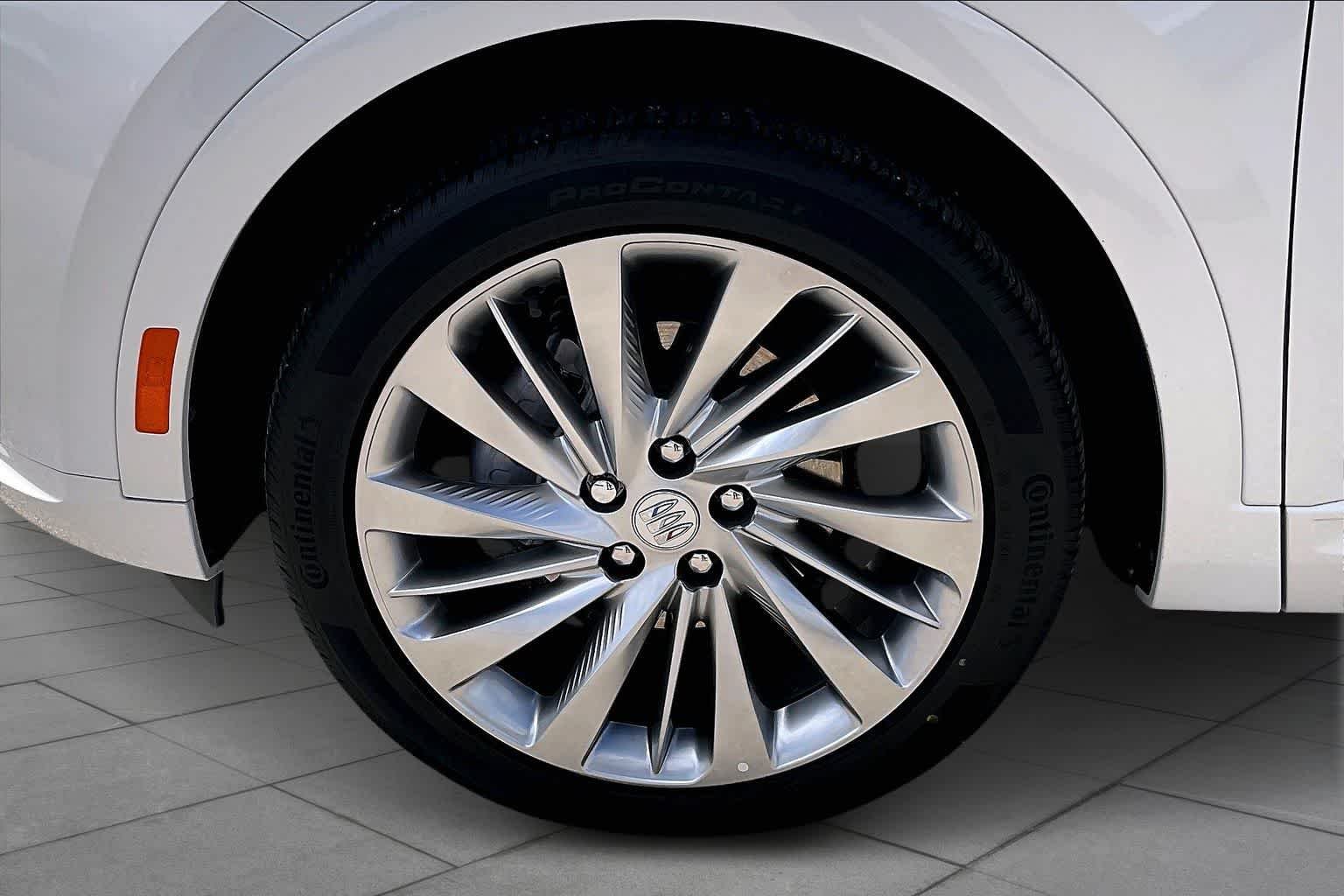 Used 2025 White Frost Tricoat Buick Avenir image 11