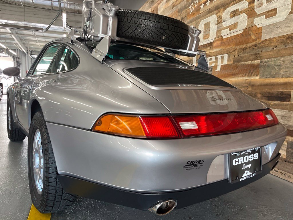 Used 1995  Porsche Carrera 4 image 19