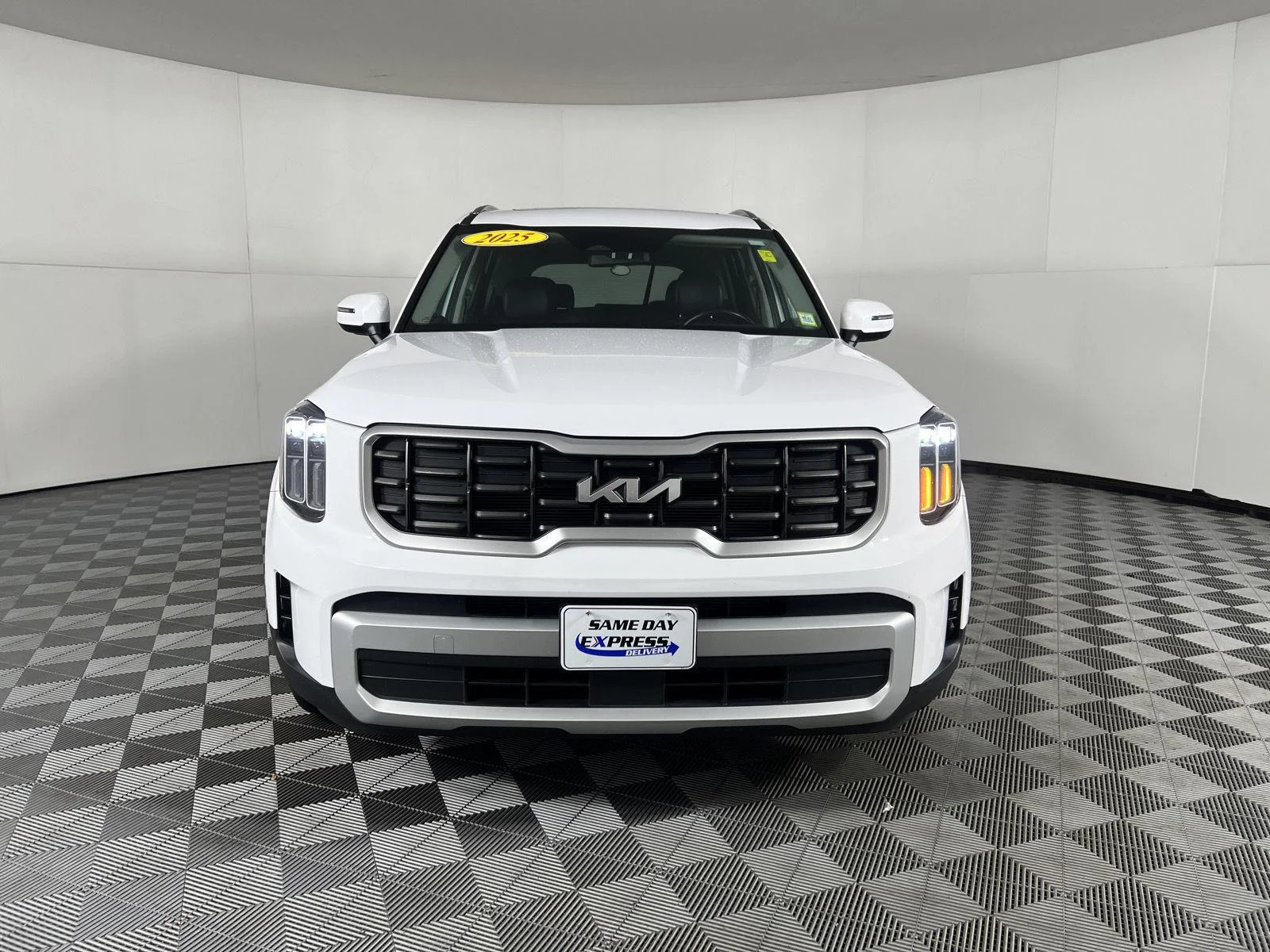 Used 2025 Glacial White Pearl Kia  image 27