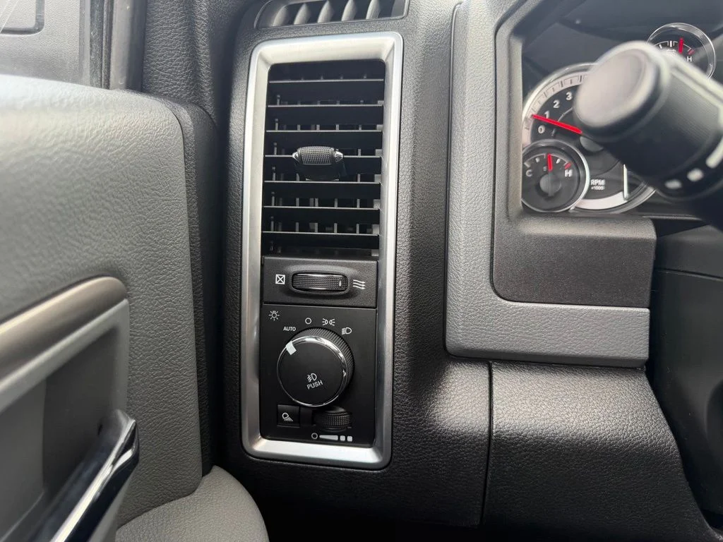 Used 2018 Silver Ram Big Horn image 34