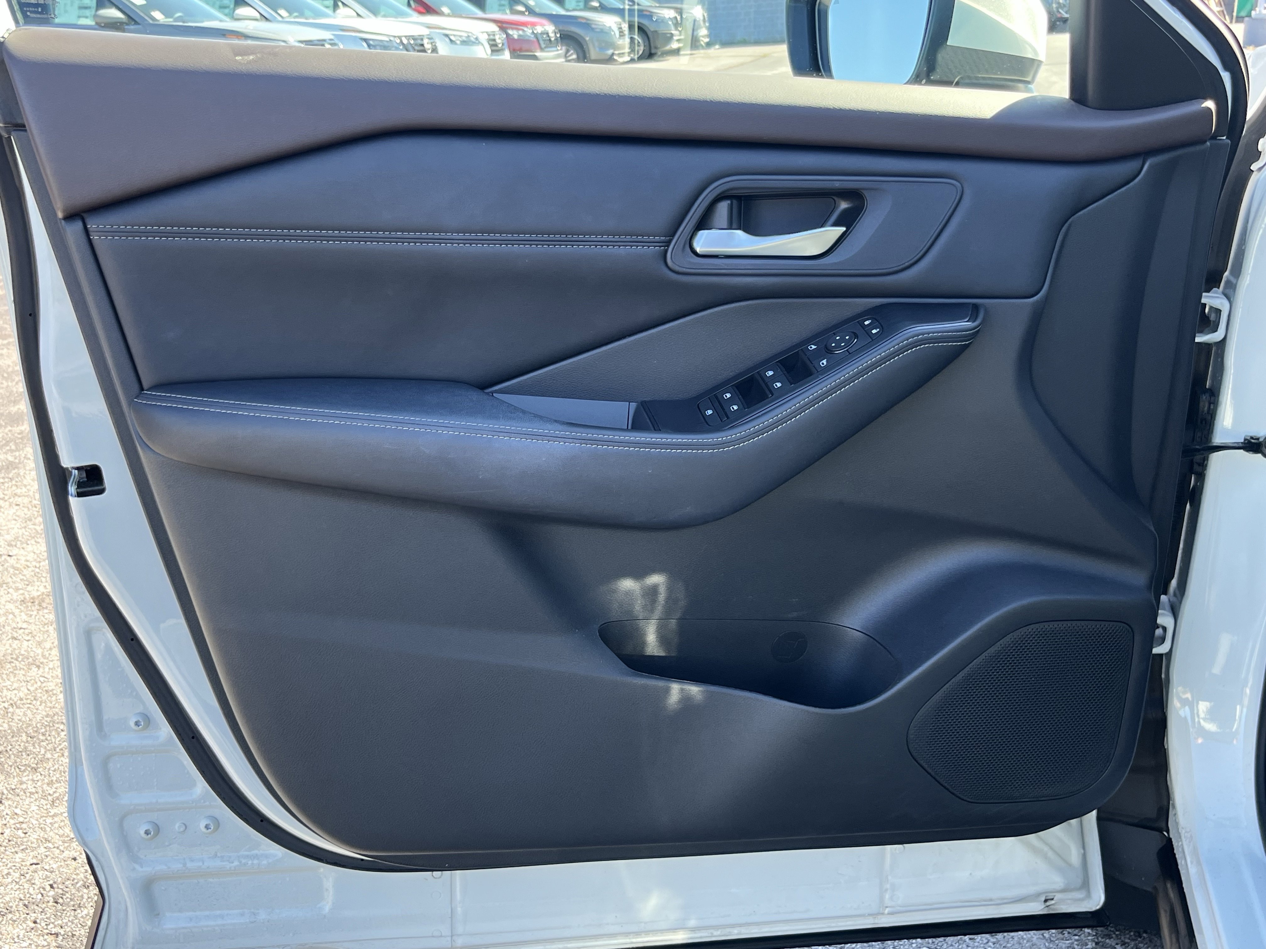 2023 Nissan Rogue AWD SV photo 3