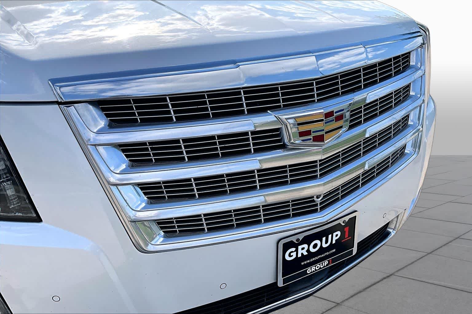 Used 2017 Crystal White Tricoat Cadillac Premium Luxury image 29