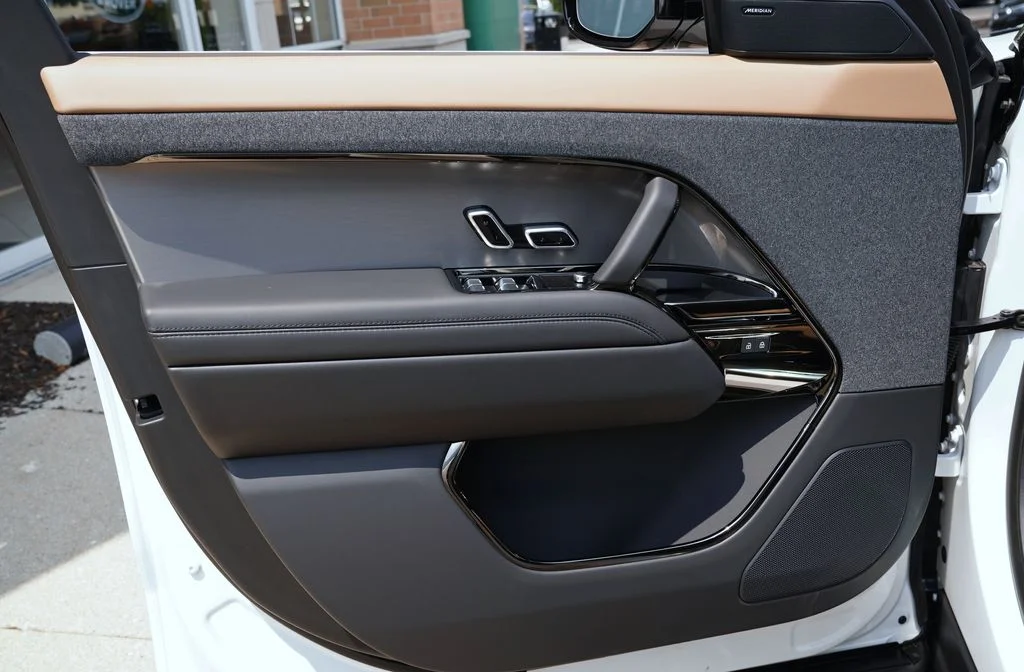 New 2026 Fuji White Land Rover Dynamic SE image 8