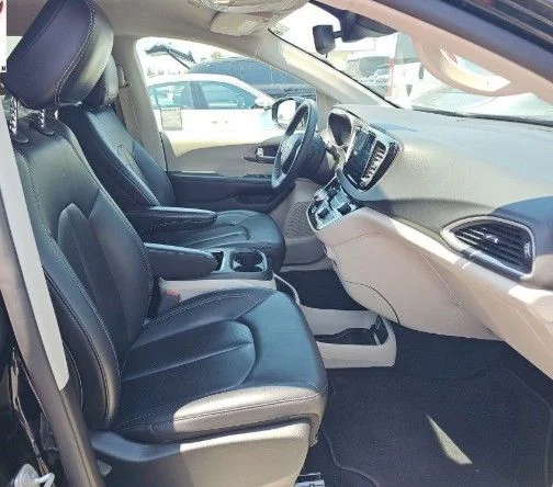 Used 2024 Black Chrysler Touring L image 3